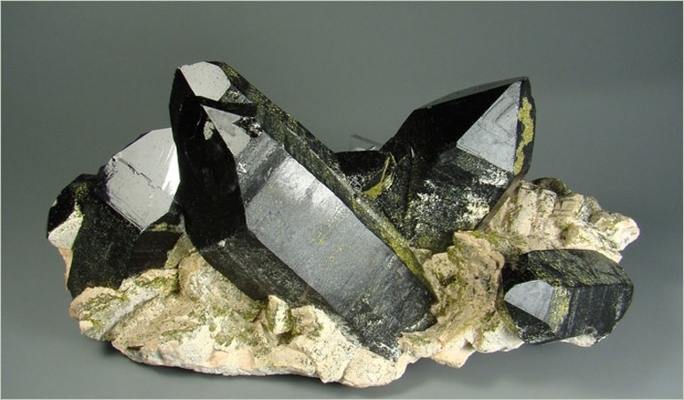 Морион камень, дымчатый кварц. Свойства,история